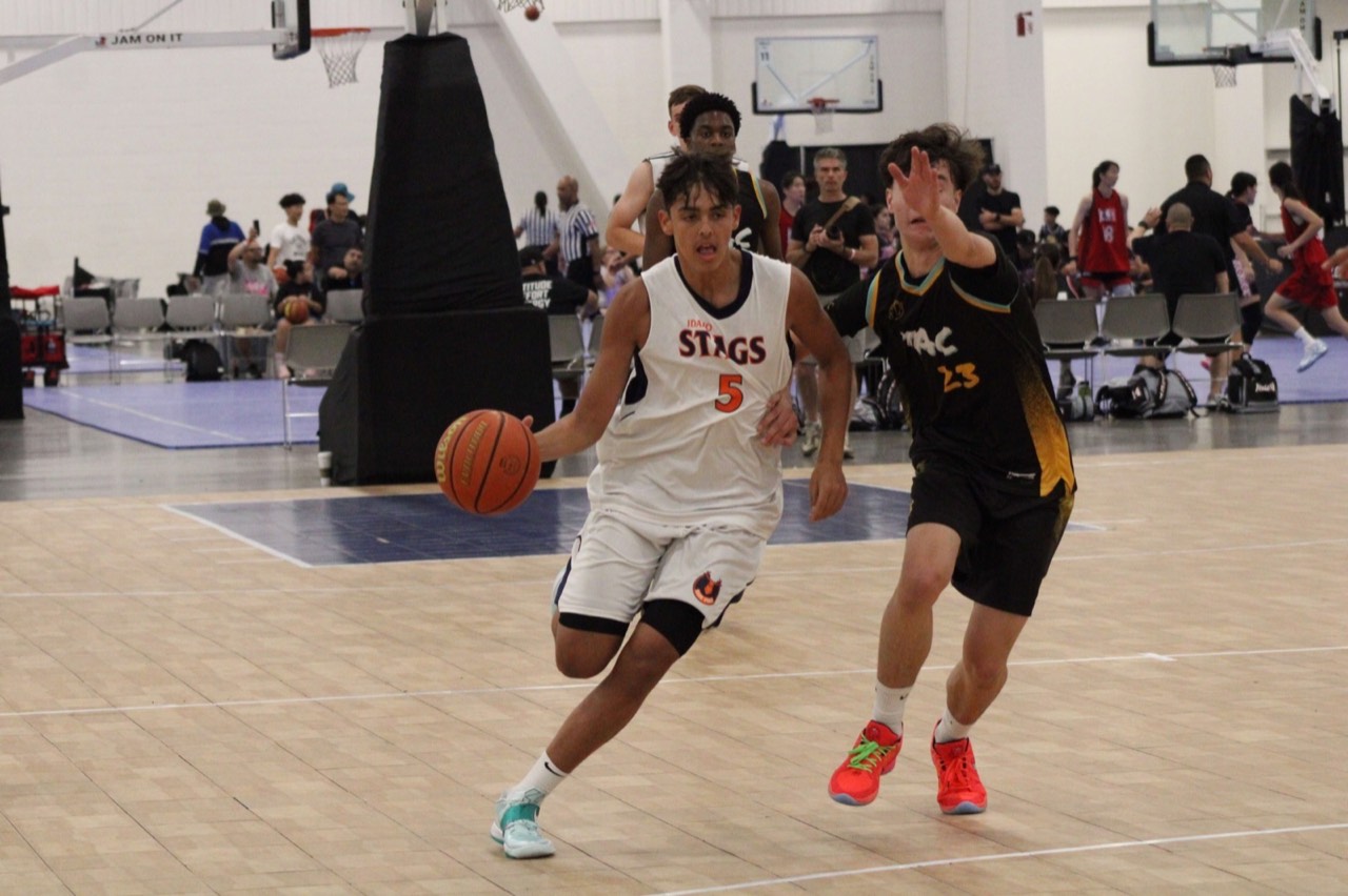 Idaho Stags player brings the ball up the floor against a defender